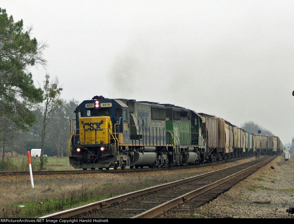 CSX 8676 & HLCX 7181 lead a grain train onto the Wilmington sub